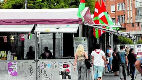 Radicales se enfrentan a la Policía en Algorta e impiden el arresto de un agresor en fiestas