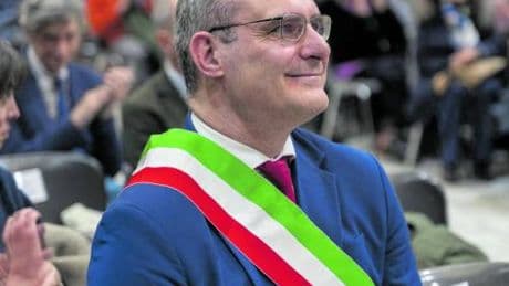 "Otto figli e già nonno a 47 anni. Sinistra incapace, vincerò a Genova"