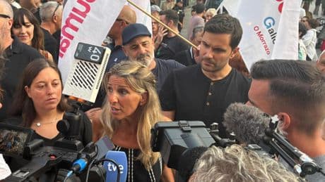 Yolanda Díaz se echa a la calle para acusar en falso al PP de hacer negocio privado de la lucha contra el fuego