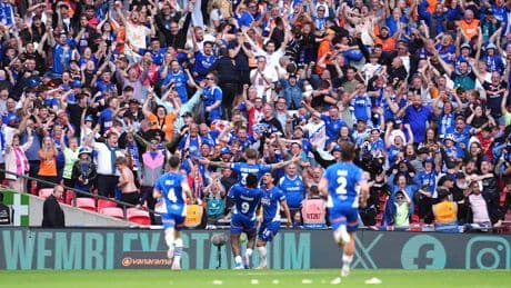 In Deutschland undenkbar - 52.000 Fans sehen Fünft-Liga-Spiel