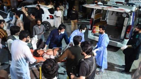 Anschlagsserie in Pakistan: Tote bei Bombenexplosion und Angriff auf Stützpunkt