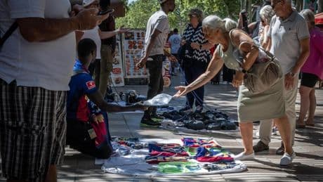Los vendedores ambulantes toman posiciones a la búsqueda de turistas en el centro