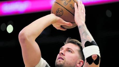 L’Armani dice no, Doncic la bacchetta