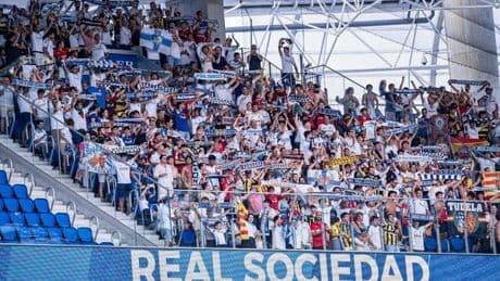 Polémica en Anoeta: muchos zaragocistas se han tenido que quitar la camiseta blanquilla para entrar