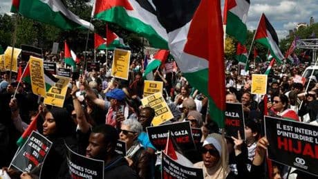 A Paris, des milliers de personnes ont manifesté pour dénoncer « la progression de l’islamophobie », après l’assassinat d’Aboubakar Cissé