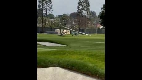 Kurioser Vorfall! - HIER muss ein Flugzeug auf dem Golfplatz notlanden