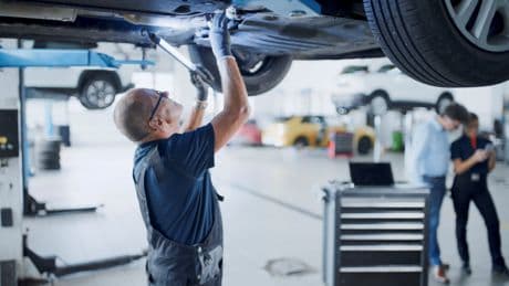 Werkstatt nimmt 300 Euro pro Stunde: Autoreparatur wird zum Luxus