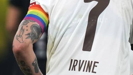 La Premier League dice basta al woke: stop alle fasce da capitano Lgbt