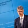 Wer wird neuer Bahn-Chef?: Verkehrsminister Schnieder sieht „ausreichend Interessenten“ für den Spitzen-Posten