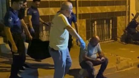 Esenlerde bir binanın balkonunda erkek cesedi bulundu