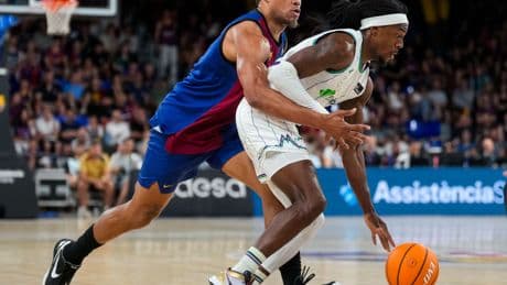 El Barcelona, aplastado por el Unicaja, decide no jugar al baloncesto en el peor momento