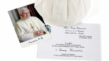 Papa Ratzinger, all'asta lo zucchetto (dal valore di duemila euro). Ma don Georg nega di averlo autenticato: «È un fake»
