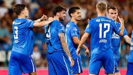 Tiental AZ klopt voetbaldreumes Vaduz en gaat naar play-offs Conference League