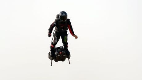 "Je suis comme un gosse": l'inventeur Franky Zapata va tenter de traverser la Manche en Air Scooter