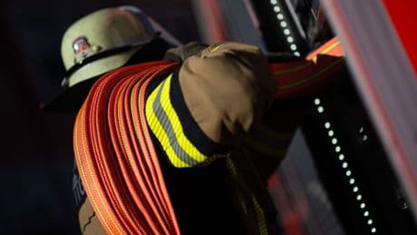 Mehrere Verletzte bei Brand im Mehrfamilienhaus