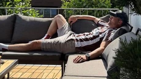 Urlaubs-Foto mit Trikot - Bekennt sich Blessin hier zu St. Pauli?