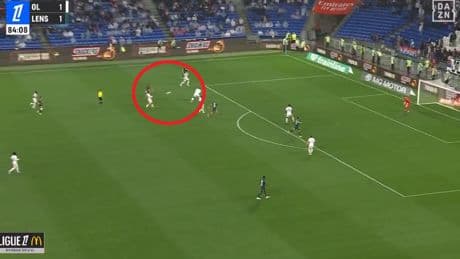 Ligue 1: en vidéo, le but somptueux de Lens qui plonge l’OL dans le marasme