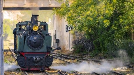 El histórico tren a vapor de Madrid ofrece la experiencia de viajar en locomotora como en el siglo XX