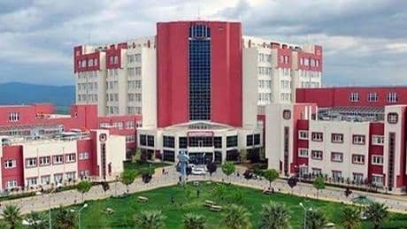Profesör ve sekreterine 'bıçak parası' adı altında rüşvet aldıkları iddiasıyla gözaltı