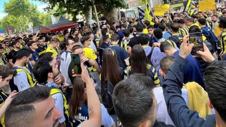 Fenerbahçe taraftarlarından "istifa" yürüyüşü