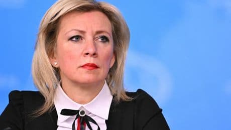 "C'était peut-être la 'main du Kremlin'?": la Russie ironise après la vidéo du couple Macron au Vietnam