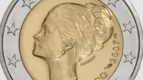 Kaum vom Original zu unterscheiden: Täuschend echte 2-Euro-Münzen im Wechselgeld