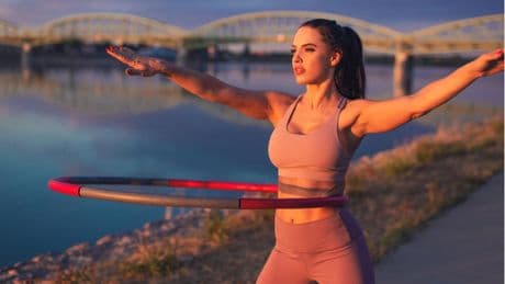 Gewichtsreduktion: Hula-Hoop-Fitness im Trend: So unterstützt Sie der Reifen beim Abnehmen