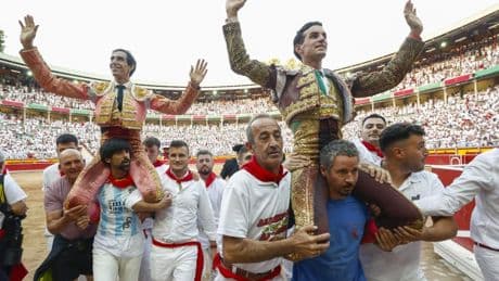 Un palco a caño abierto: puerta grande para Fortes y Adrián bajo una lluvia de orejas en Pamplona