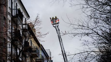 Drehleiter-Einsatz: Feuerwehr rettet Menschen aus brennendem Haus