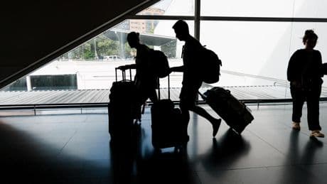 Detienen a una mujer en Nueva Zelanda por viajar con una niña de dos años dentro de una maleta: "Pudo ser mucho peor"