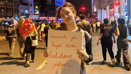 Bahçeli'yi eleştiren genç Cumhurbaşkanına hakaret suçlamasıyla adliyeye sevk edildi