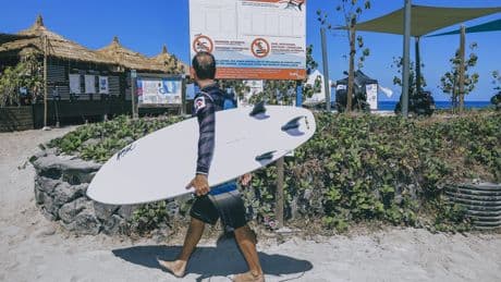 Om surfers te beschermen wapent Réunion zich tegen de haai. ‘Pas op, u mag niet zwemmen!’