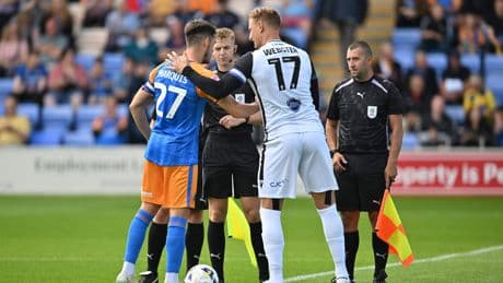 Is er een scheidsrechter in de zaal? Shrewsbury Town vraagt fan vierde official te zijn na uitvallen arbiter