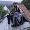 Auto raast door Duitse tuin, schept jongen op trampoline en eindigt in schuurdak