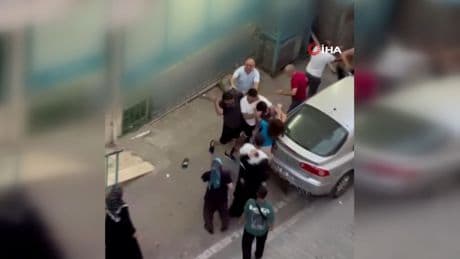 Kadın kasiyerle müşteri arasında kavga! Eşi dahil oldu, ortalık karıştı