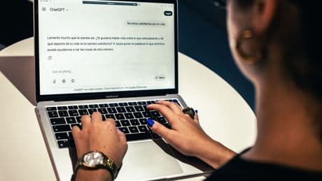 El uso de ChatGPT como psicólogo crece, pero tiene sus riesgos: refuerza el egocentrismo y las ideas paranoides