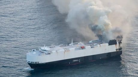 La pesadilla se repite: una nueva embarcación sufre un incendio con más de 700 coches eléctricos