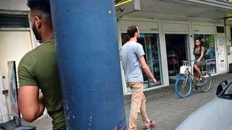 Rotterdam in actie tegen straatintimidatie: ’Een echte man sist en fluit niet’
