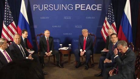 Putin und Trump beim Fototermin  - Plötzlich bricht das Chaos aus