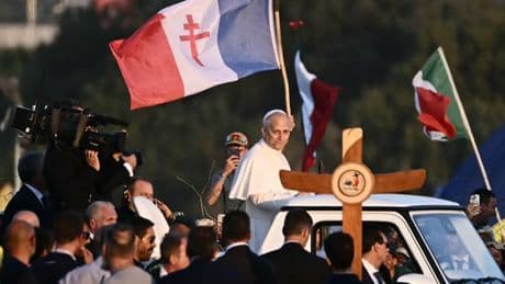 Le pape arrive en hélicoptère devant des centaines de milliers de jeunes catholiques à Rome
