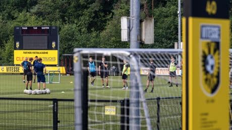 Vitesse akkoord met ontbinden individuele spelerscontracten, talent Koller kan naar PSV vertrekken