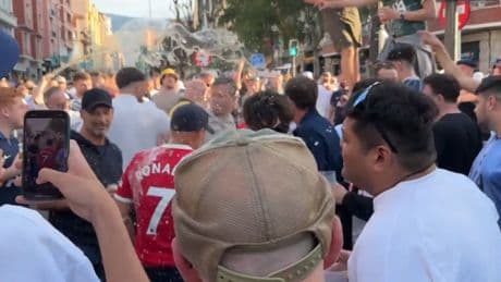 Dos aficionados del United con la camiseta de Ronaldo, empapados en cerveza por sus rivales