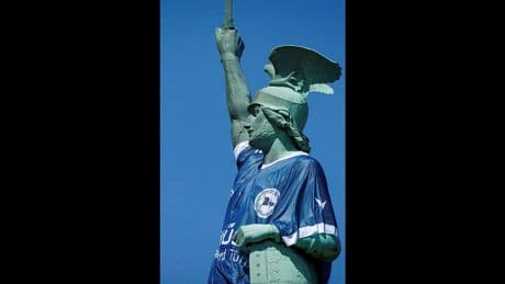 Aktion vor Pokal-Finale - Bielefeld-Denkmal trägt riesiges Trikot