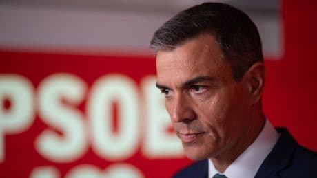 Cinco exministros del PSOE y un centenar de figuras de izquierda exigen elecciones a Sánchez en un demoledor manifiesto