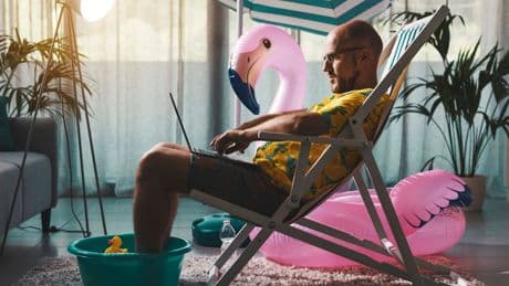 Debatte ums Home-Office: Zwischen Liegestuhl und Leistungsdruck: Wo arbeiten wir am besten?