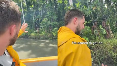 Un 'influencer' desata la polémica después de intentar colarse en una tribu aislada: "Déjalos en paz"