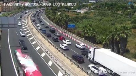 12 heridos en el accidente entre un camión y un autobús en Málaga: largas retenciones en la AP-7 a la altura de Torremolinos