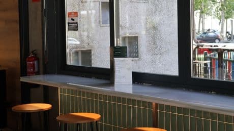 Comer en un jardín de Alberto Alcocer