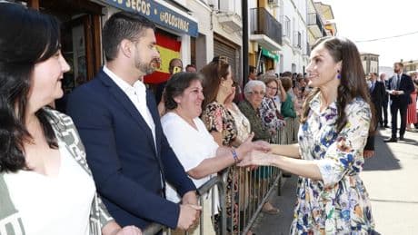 La reina Letizia lleva un vestido de una tienda de Paiporta que quedó inundada tras la DANA