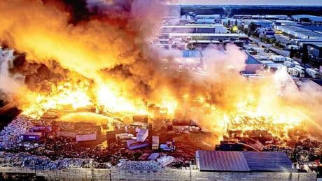 Grote brand bij recyclingbedrijf Oosterhout